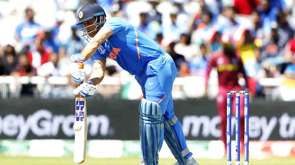 World Cup 2019: लक्ष्मण ने कहा- धोनी की स्लो बैटिंग से बिगड़ रहा टीम का खेल, Troll हुए World Cup 2019: लक्ष्मण ने कहा- धोनी की स्लो बैटिंग से बिगड़ रहा टीम का खेल, Troll हुए