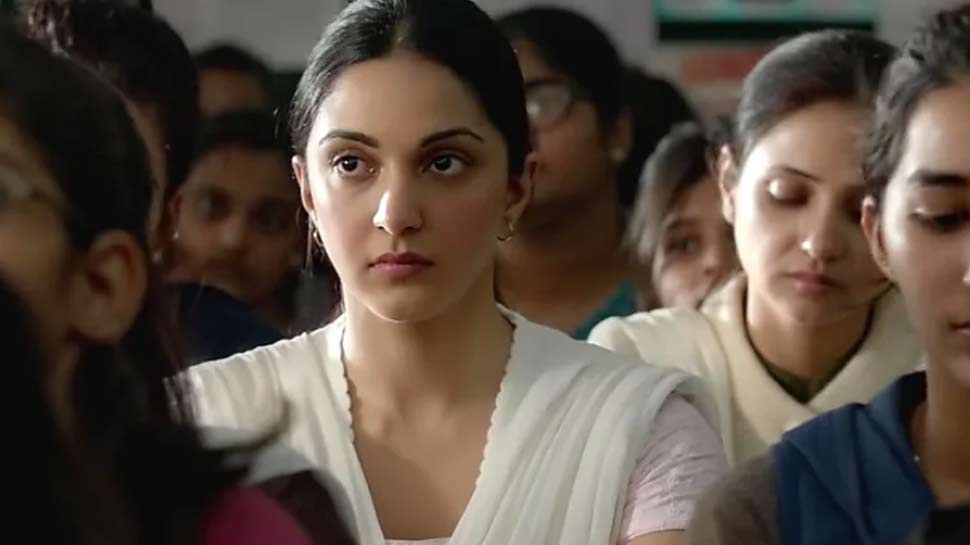 सिंपल सी हाई पोनी या फिर खुले बाल Kiara Advani's kurta style