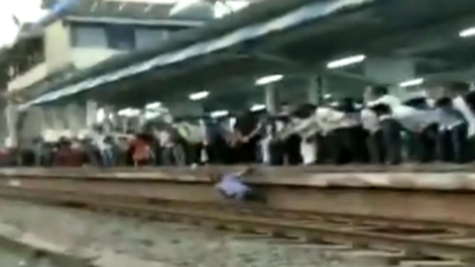 VIDEO: पटरी पार कर रहा था युवक, अचानक तेज रफ्तार से आ गई ट्रेन और फिर....