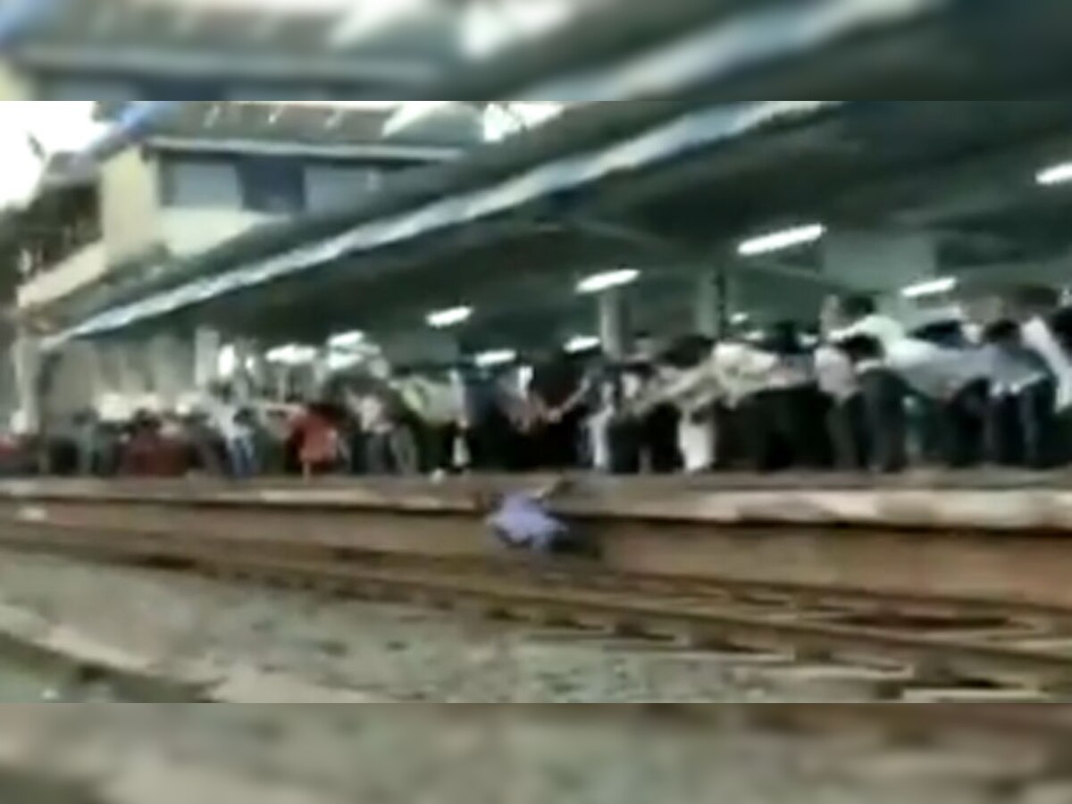 VIDEO: पटरी पार कर रहा था युवक, अचानक तेज रफ्तार से आ गई ट्रेन और फिर....