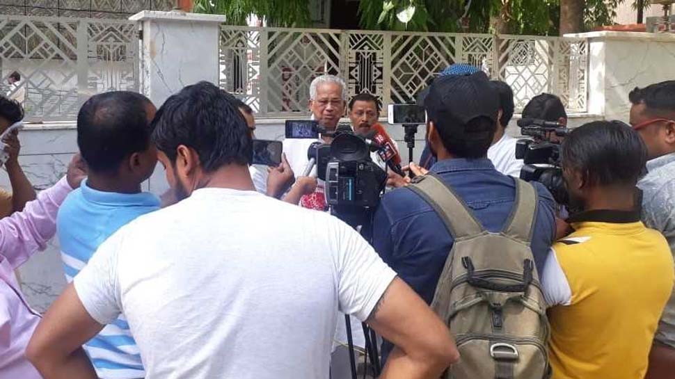 पूर्व सीएम तरुण गोगोई को असम हाउस में नहीं मिली अनुमति, तो फुटपाथ पर की प्रेस कॉन्फ्रेंस