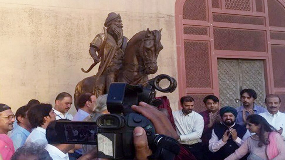 लाहौर किले में महाराज रणजीति सिंह की आदम कद प्रतिमा का अनावरण