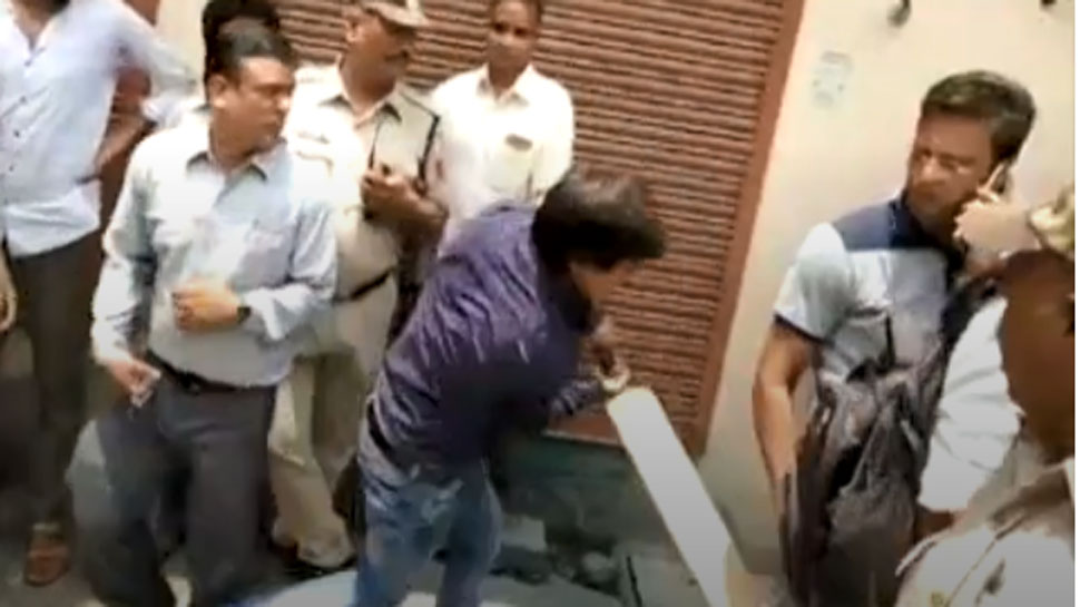 BJP विधायक आकाश विजयवर्गीय ने बैट से जिस निगम अधिकारी की पिटाई की, वह ICU में भर्ती BJP विधायक आकाश विजयवर्गीय ने बैट से जिस निगम अधिकारी की पिटाई की, वह ICU में भर्ती