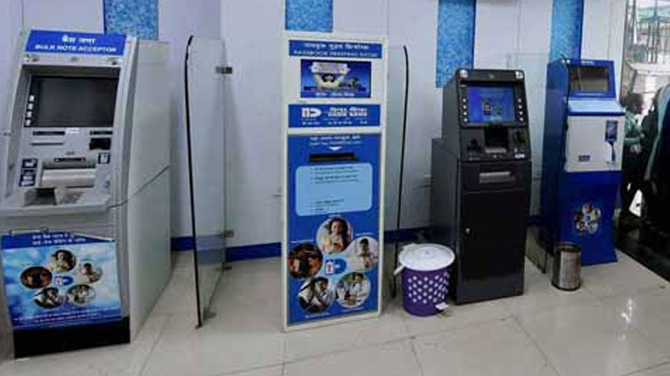 ATM ट्रांजेक्शन हो गया फेल और पैसे कट गए, तो बैंक आपको देगा जुर्माना, जानें नियम