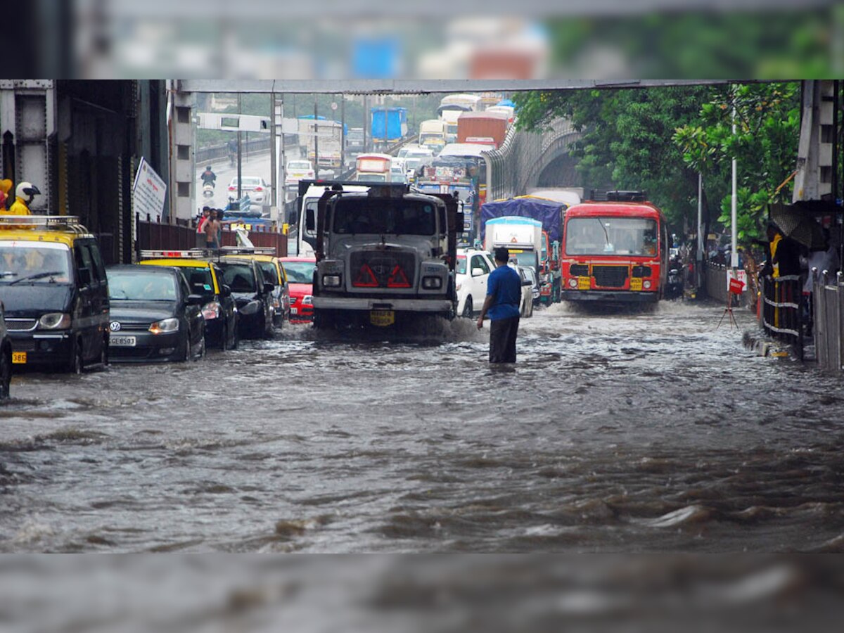 मानसून की पहली ही बारि‍श में मुंबई बेहाल, चार की मौत, फ्लाइट लेट