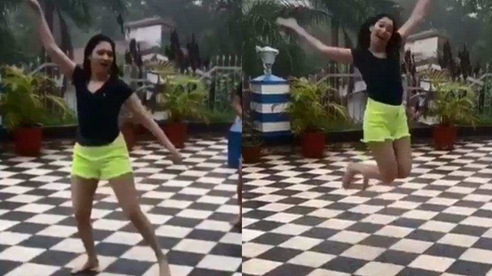 छम-छम बारिश में जमकर नाचीं 'बाहुबली' एक्ट्रेस तमन्ना भाटिया, VIDEO में देखिए मस्ती