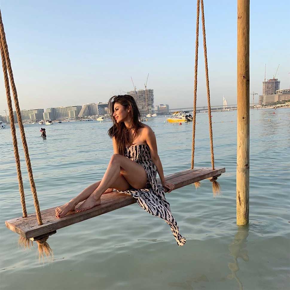 इंस्टाग्राम पर शेयर करती रहती हैं तस्वीरें mouni roy