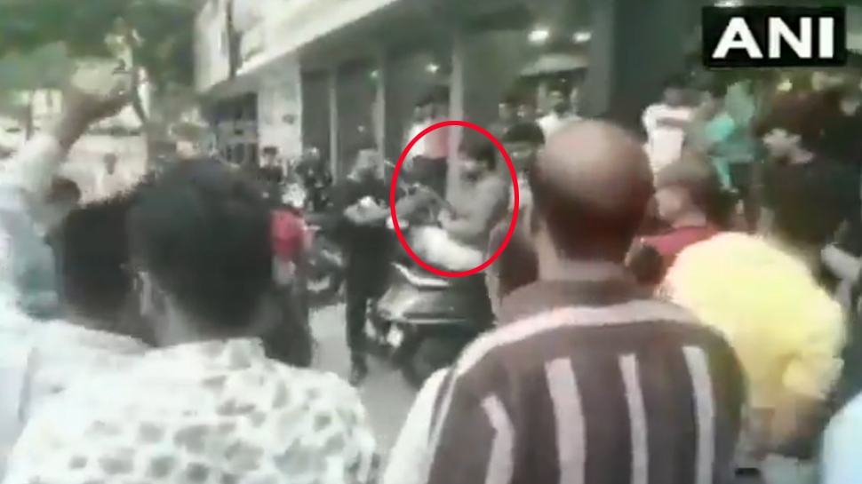 Video: अफसर को बैट मारकर गए थे जेल, बाहर आए तो समर्थकों ने की हर्ष फायरिंग Video: अफसर को बैट मारकर गए थे जेल, बाहर आए तो समर्थकों ने की हर्ष फायरिंग