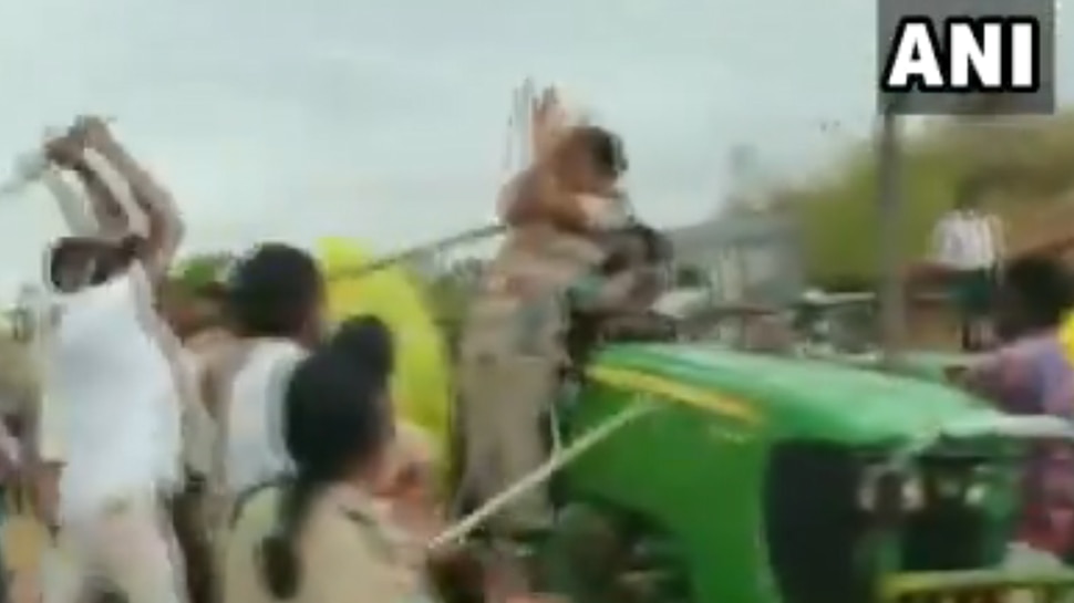 Video: वृक्षारोपण के लिए गांव पहुंची महिला अफसर पर TRS कार्यकर्ताओं ने बरसाए जूते-चप्पल और लाठियां