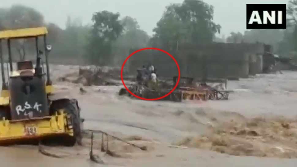 VIDEO: पुलिया निर्माण में लगे थे मजदूर, अचानक सूखी नदी में आ गई बाढ़ और फिर... VIDEO: पुलिया निर्माण में लगे थे मजदूर, अचानक सूखी नदी में आ गई बाढ़ और फिर...