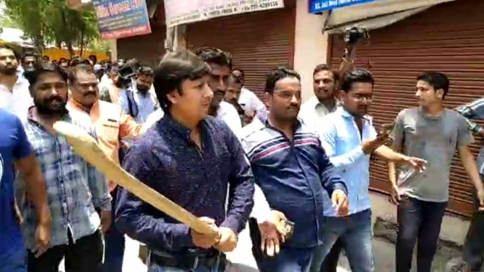 इंदौर: बल्ला कांड आरोपी आकाश विजयवर्गीय के कार्यालय के सामने हर्ष फायर से बढ़ा विवाद इंदौर: बल्ला कांड आरोपी आकाश विजयवर्गीय के कार्यालय के सामने हर्ष फायर से बढ़ा विवाद