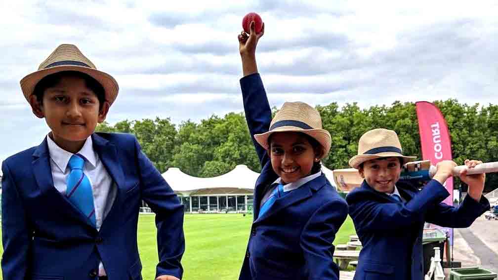 INDvsENG, World Cup: भारत और इंग्लैंड के मुकाबले में बच्चों के लिए नीला हुआ एजबेस्टन
