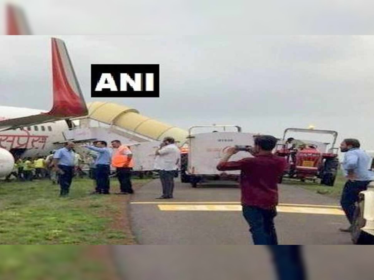 विमान के फंसने के बाद सभी यात्रियों और चालक दल के सदस्यों को सुरक्षित बाहर निकाल लिया गया. मामले की जांच की जा रही है.(फोटो साभार: ANI)