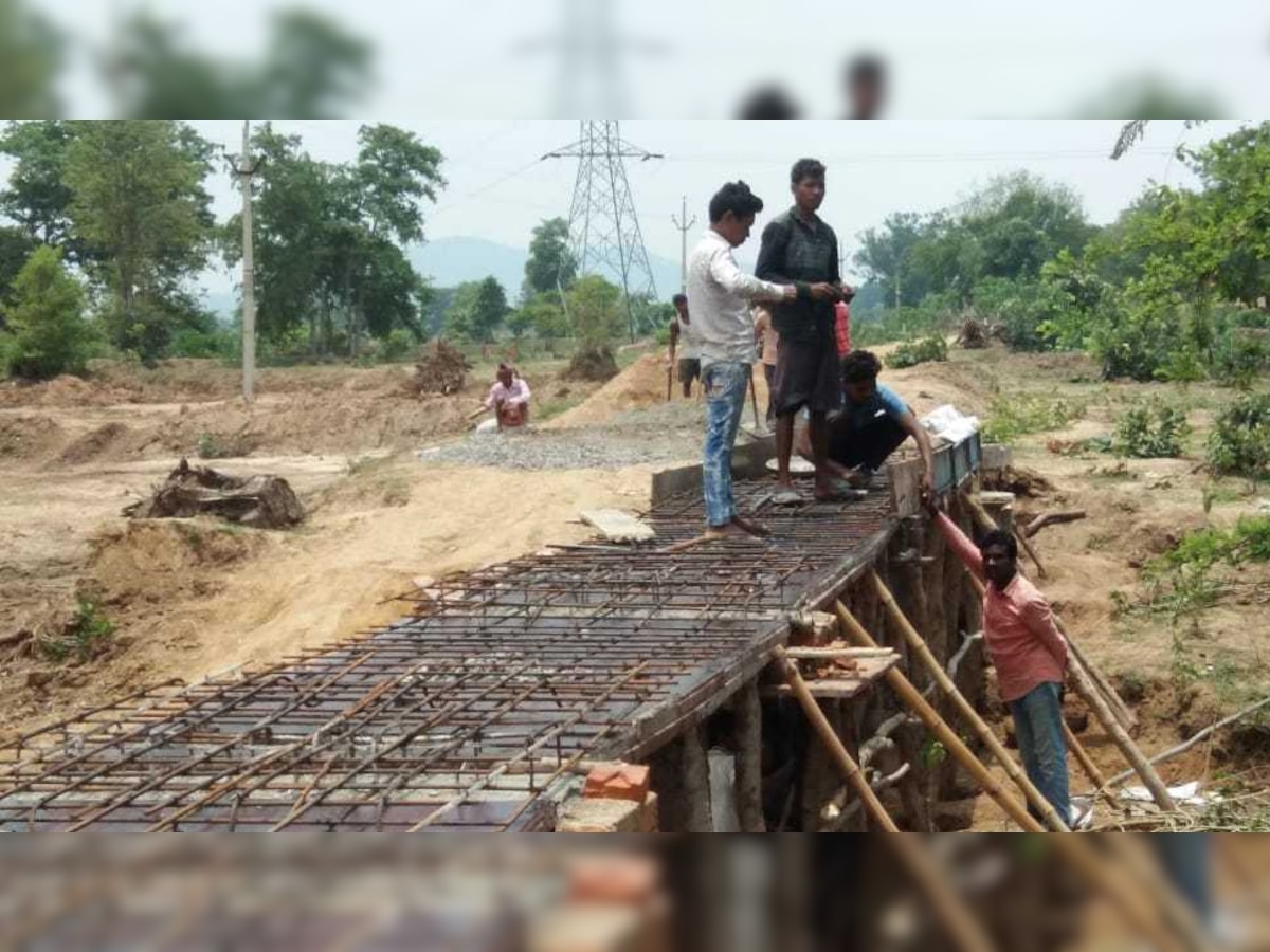 ग्रामीणों ने चंदा इकट्ठा करके बनाया है ब्रिज