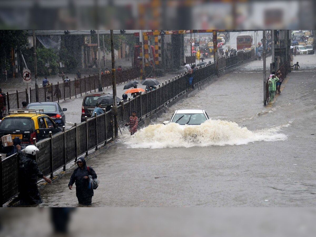 राज्य के कैग ने मुंबई के जलभराव को लेकर बीएमसी पर सवाल उठाए हैं.