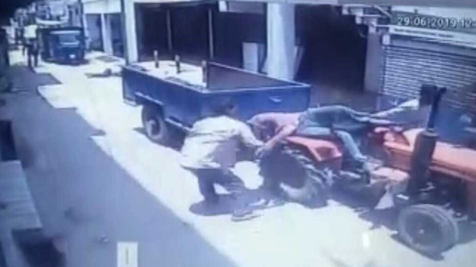 मजदूरों की आपसी लड़ाई CCTV में कैद, एक ने दूसरे को ट्रैक्टर से कुचला, हालत गंभीर