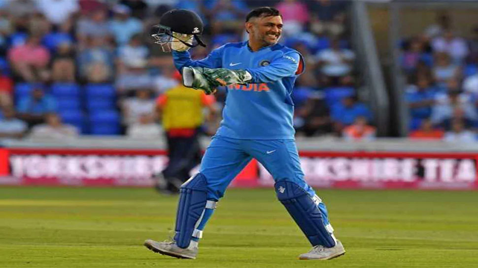 IND vs BAN: फिल्डिंग के दौरान कुछ देर के लिए बाहर क्या गए धोनी, सोशल मीडिया पर मच गया हंगामा