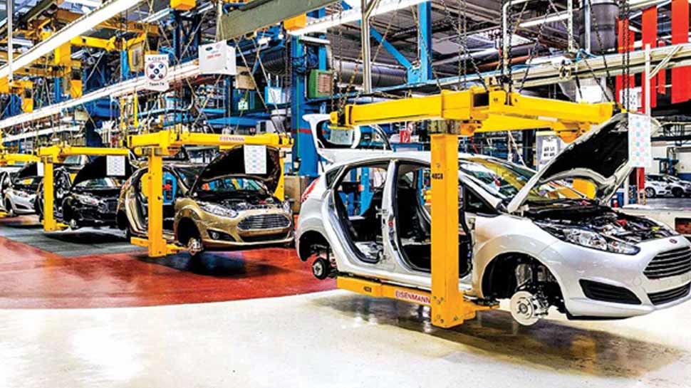 ऑटो सेक्टर में नई भर्तियां रुकीं, जानकारों को छटनी की आशंका