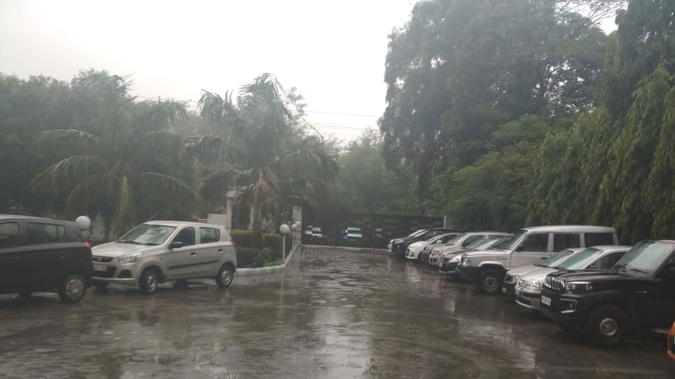झमाझम बारिश के साथ दिल्ली-NCR में दिन में छाया अंधेरा, मौसम हुआ सुहाना