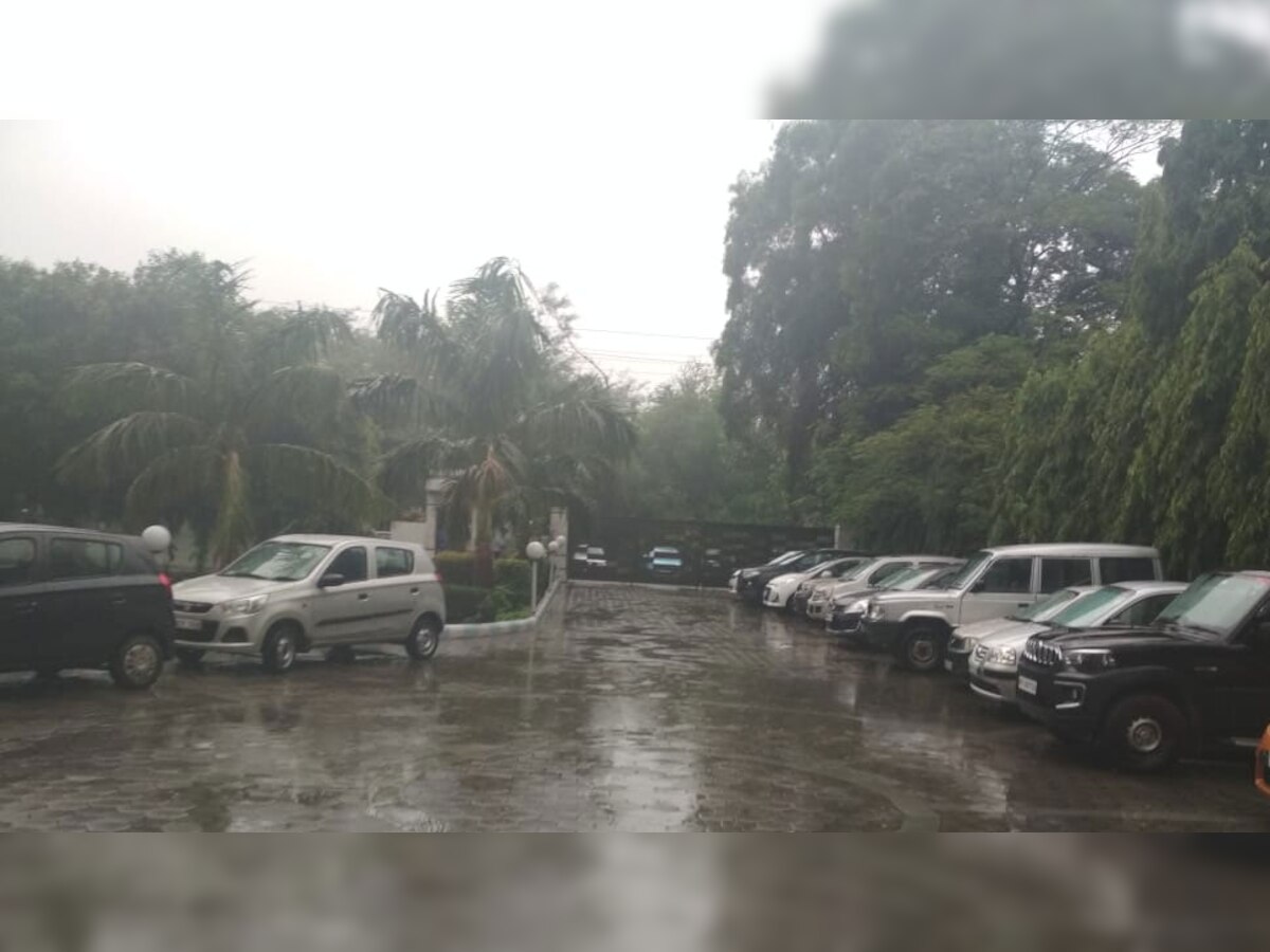 नोएडा में सुबह 11.30 बजे के बाद से मौसम का मिजाज बदला और बारिश शुरू हुई.  