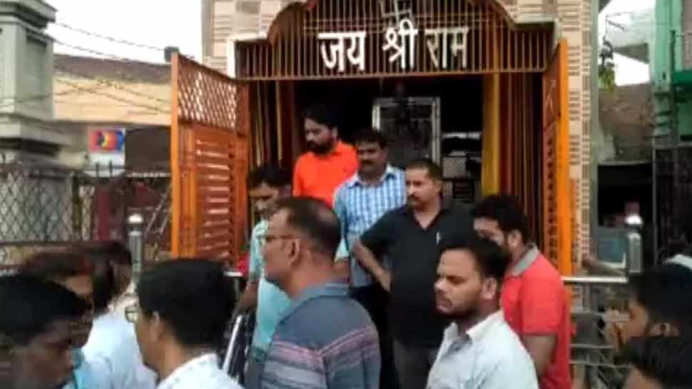 मुजफ्फरनगर: हनुमान मंदिर में तोड़फोड़ के बाद हंगामा, पुलिस ने आरोपी को किया गिरफ्तार मुजफ्फरनगर: हनुमान मंदिर में तोड़फोड़ के बाद हंगामा, पुलिस ने आरोपी को किया गिरफ्तार
