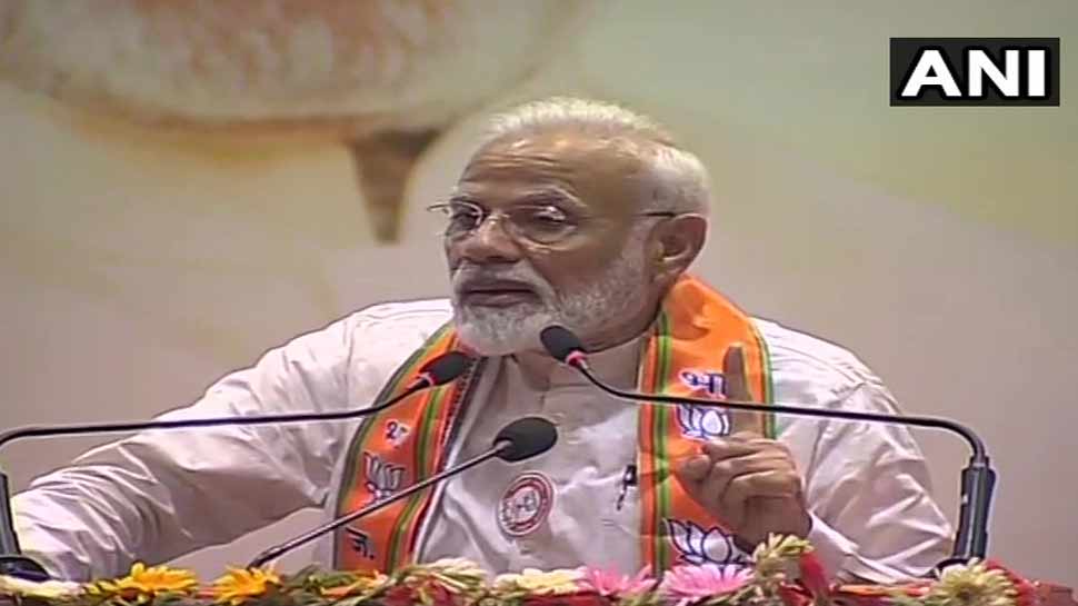 वाराणसी में PM मोदी ने सुनाई कविता, कहा- 'बदलते भारत की, यही तो पुकार है' वाराणसी में PM मोदी ने सुनाई कविता, कहा- 'बदलते भारत की, यही तो पुकार है'
