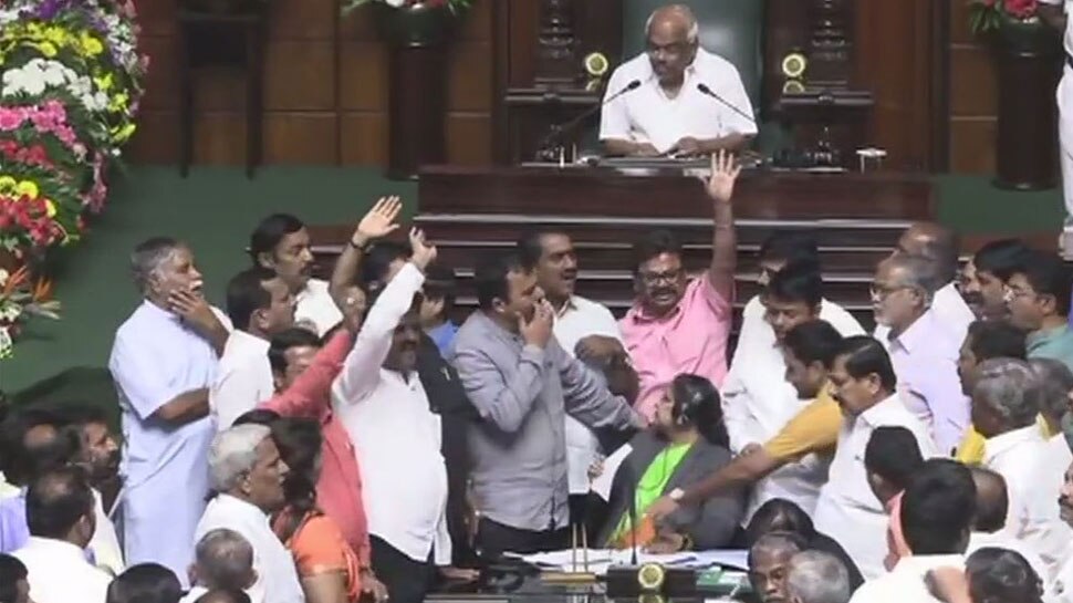 कर्नाटक के सियासी भूचाल का यह है पूरा गणित, जानें कितने पानी में है, कौन सा दल