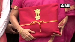 वित्त मंत्री ने खोला लाल बैग का राज, पूजा के बाद इस शख्स ने किया 'गिफ्ट'