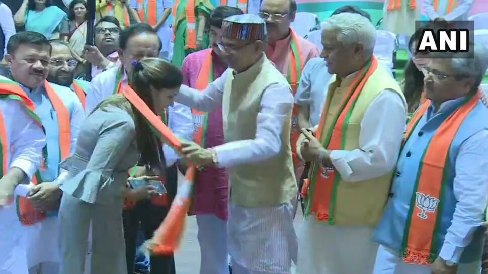 हरियाणवॠडाà¤à¤¸à¤° सपना à¤à¥à¤§à¤°à¥ नॠथामा BJP à¤à¤¾ दामन, बड़ॠनà¥à¤¤à¤¾à¤à¤ à¤à¥ मà¥à¤à¥à¤¦à¤à¥ मà¥à¤ लॠसदसà¥âयता