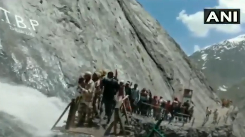 Video: श्रद्धालुओं की ढाल बने ITBP के जवान, देखें पहाड़ों से गिर रहे पत्थर और पानी से कैसे की रक्षा