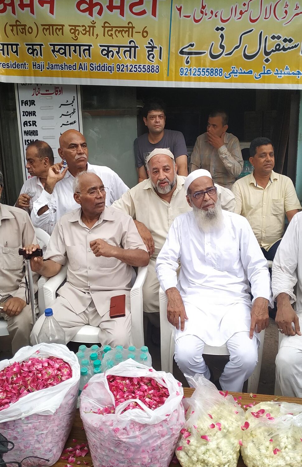 देवी मां की प्रतिमा के स्वागत के लिए खड़े हैं मुस्लिम समुदाय के लोग People of Muslim community are standing to welcome the statue of Goddess Durga