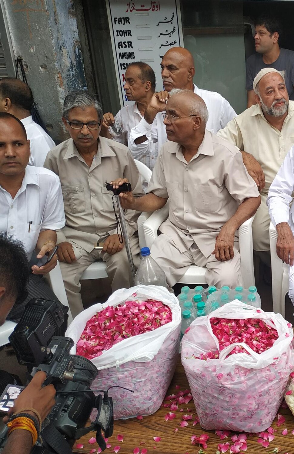 मंदिर में पिछले कुछ दिनों तक पूजा-अर्चना भी बंद थी Puja was also stopped for the last few days in the temple