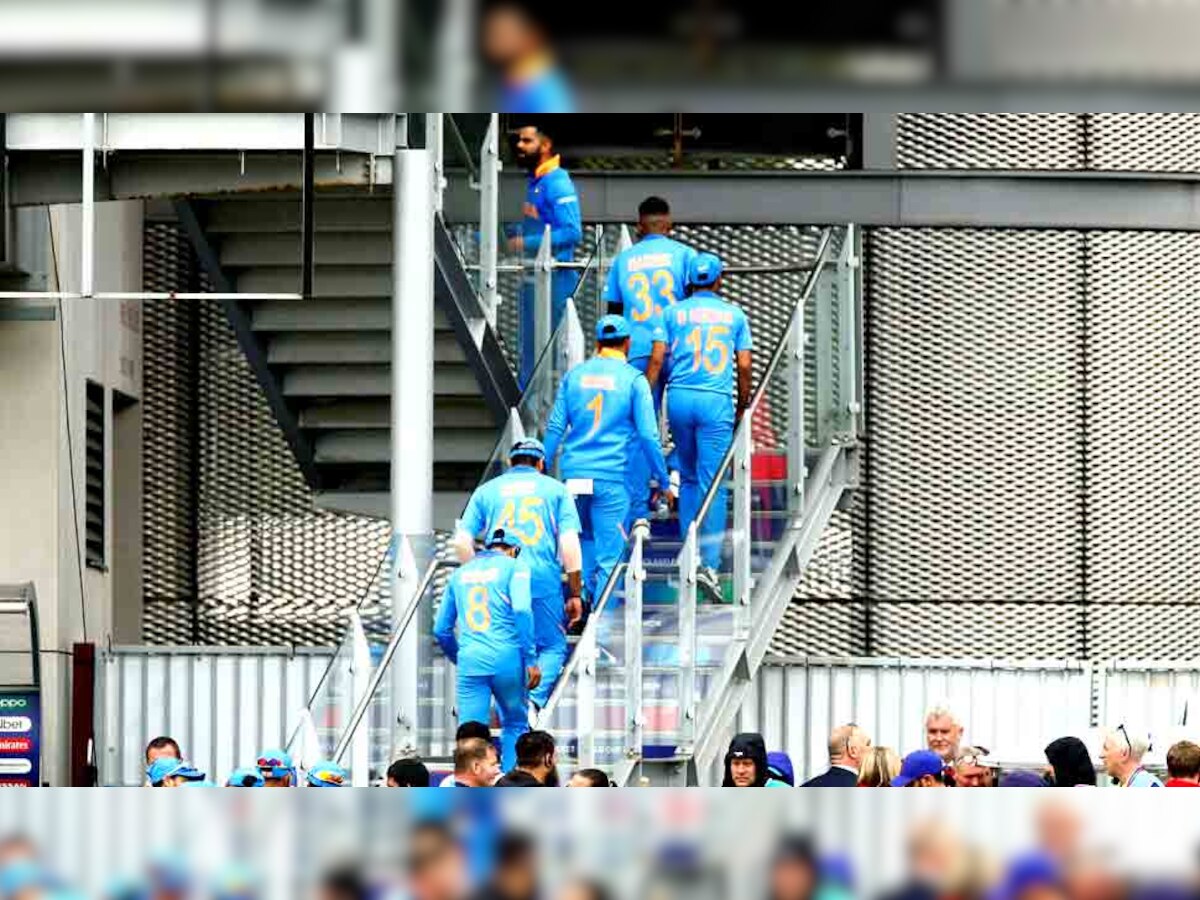 भारतीय क्रिकेटर सेमीफाइनल मैच के दौरान बारिश होने पर पैवेलियन लौटते हुए. (फोटो: Reuters)  