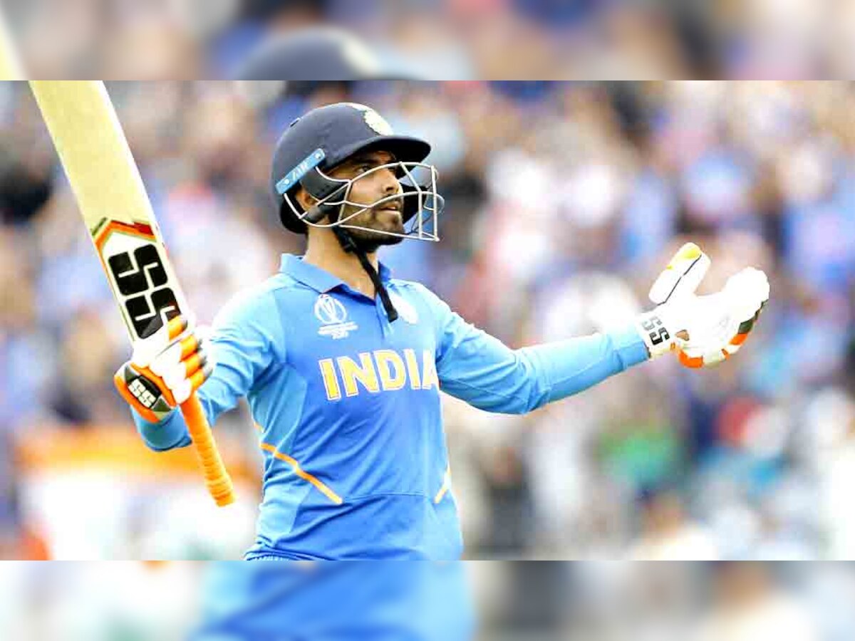 रवींद्र जडेजा ने न्यूजीलैंड के खिलाफ आठवें नंबर पर 77 रन बनाए. यह विश्व कप में भारतीय रिकॉर्ड है. (फोटो: ANI)