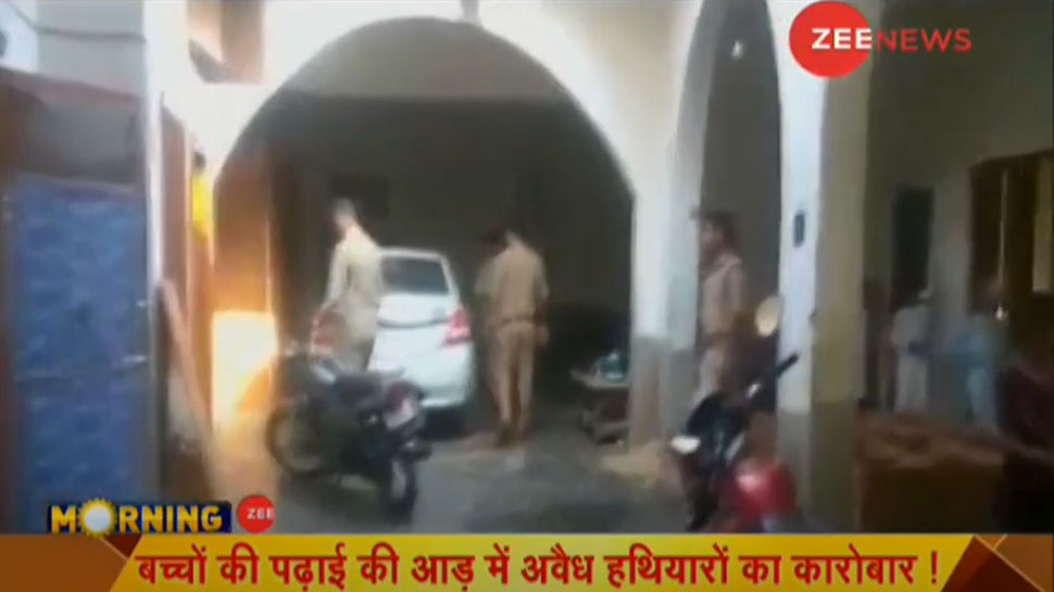 बिजनौर: मदरसे में पुलिस ने की छापेमारी, अवैध हथियार बरामद, 6 गिरफ्तार बिजनौर: मदरसे में पुलिस ने की छापेमारी, अवैध हथियार बरामद, 6 गिरफ्तार