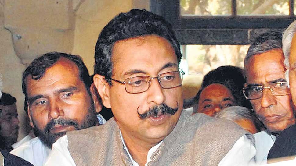 भरतपुर: मंत्री विश्वेन्द्र सिंह सड़क हादसे के बाद पहुंचे कुम्हेर, मृतकों के परिजनों से की मुलाकात