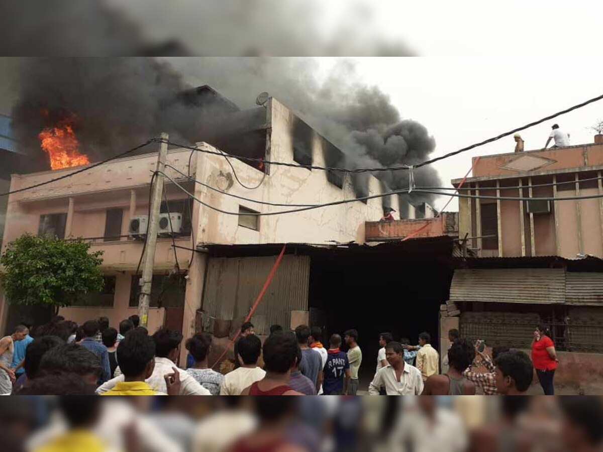 दिल्ली के केशपुरम इलाके में लगी आग, दमकल की 22 गाड़ियां मौके पर