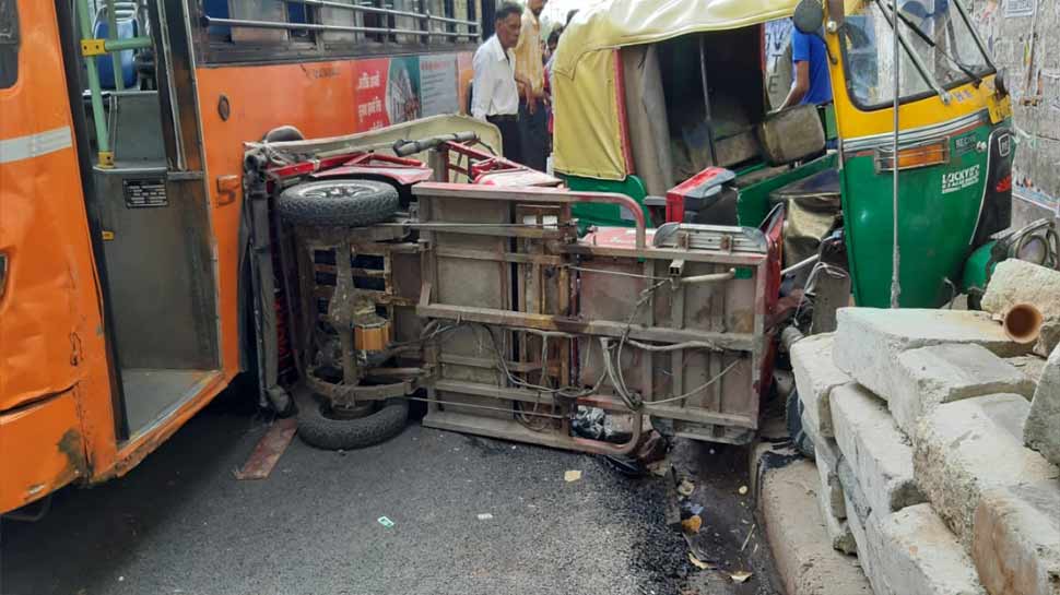 बेकाबू DTC बस ने सड़क पर खड़े ऑटो और ई-रिक्शा को रौंदा, कई घायल, महिला की हालत गंभीर