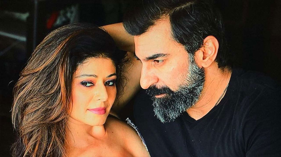 पति-पत्नी वाले अंदाज में Pooja Batra With Nawab Shah
