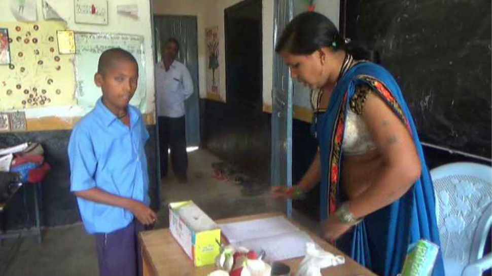 पढ़ाया जा रहा बचत का पाठ Student being taught about savings in primary school of chattisgarh