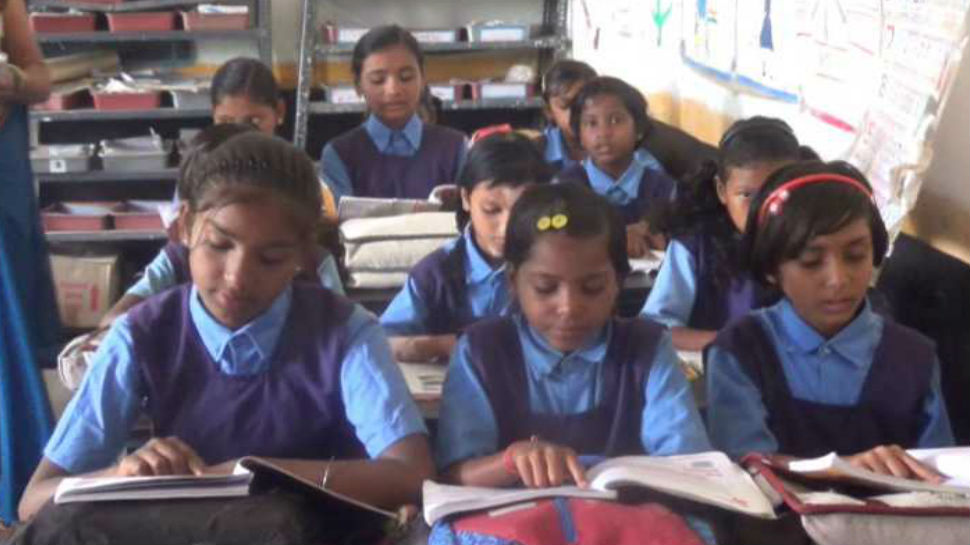 बच्चे देते हैं हिसाब Student being taught about savings in primery school of chattisgarh