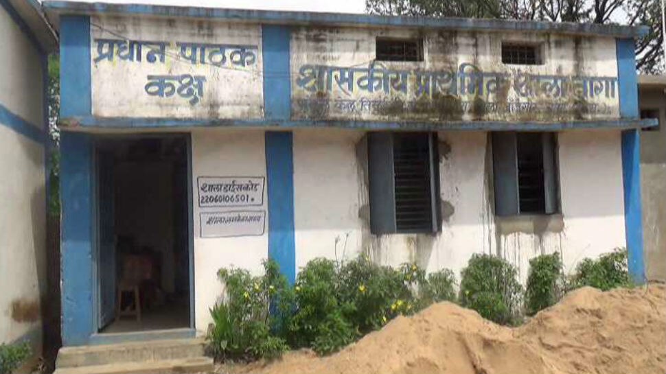 बचत का संदेश Student being taught about savings in primary school of chattisgarh