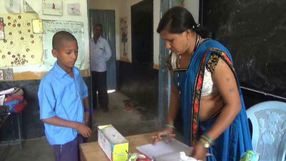 पढ़ाई के साथ बचत का ज्ञान Student being taught about savings in primary school of chattisgarh