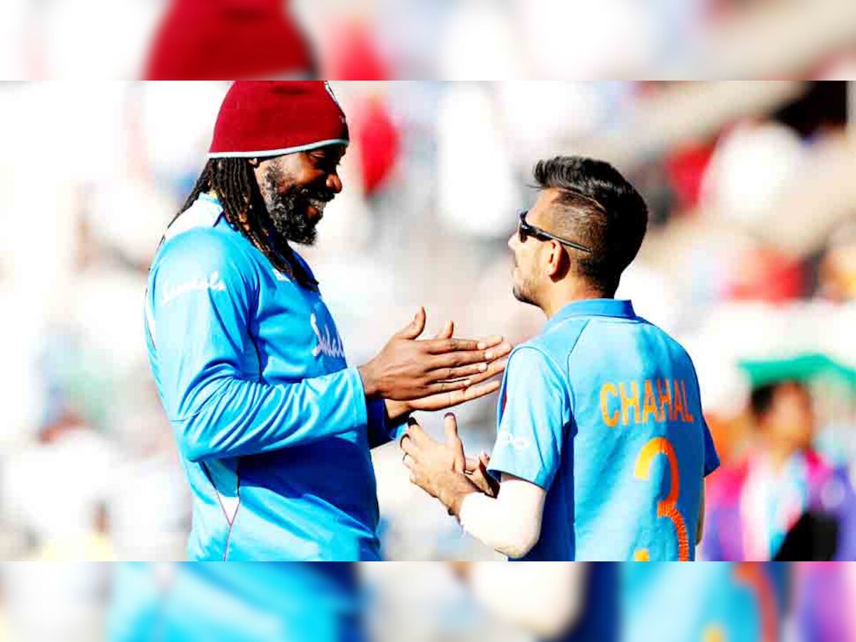 क्रिस गेल और युजवेंद्र चहल विश्व कप के मैच में इस अंदाज में मिले. गेल भारत के खिलाफ सीरीज के बाद क्रिकेट को अलविदा कह देंगे. (फोटो: Reuters)
