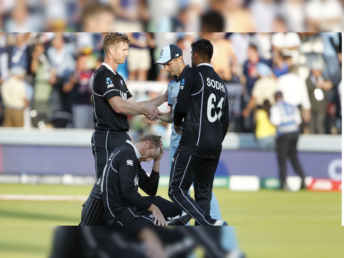 न्यूजीलैंड की टीम में हार के बाद गहरी निराशा छा गई.  (फोटो :IANS)