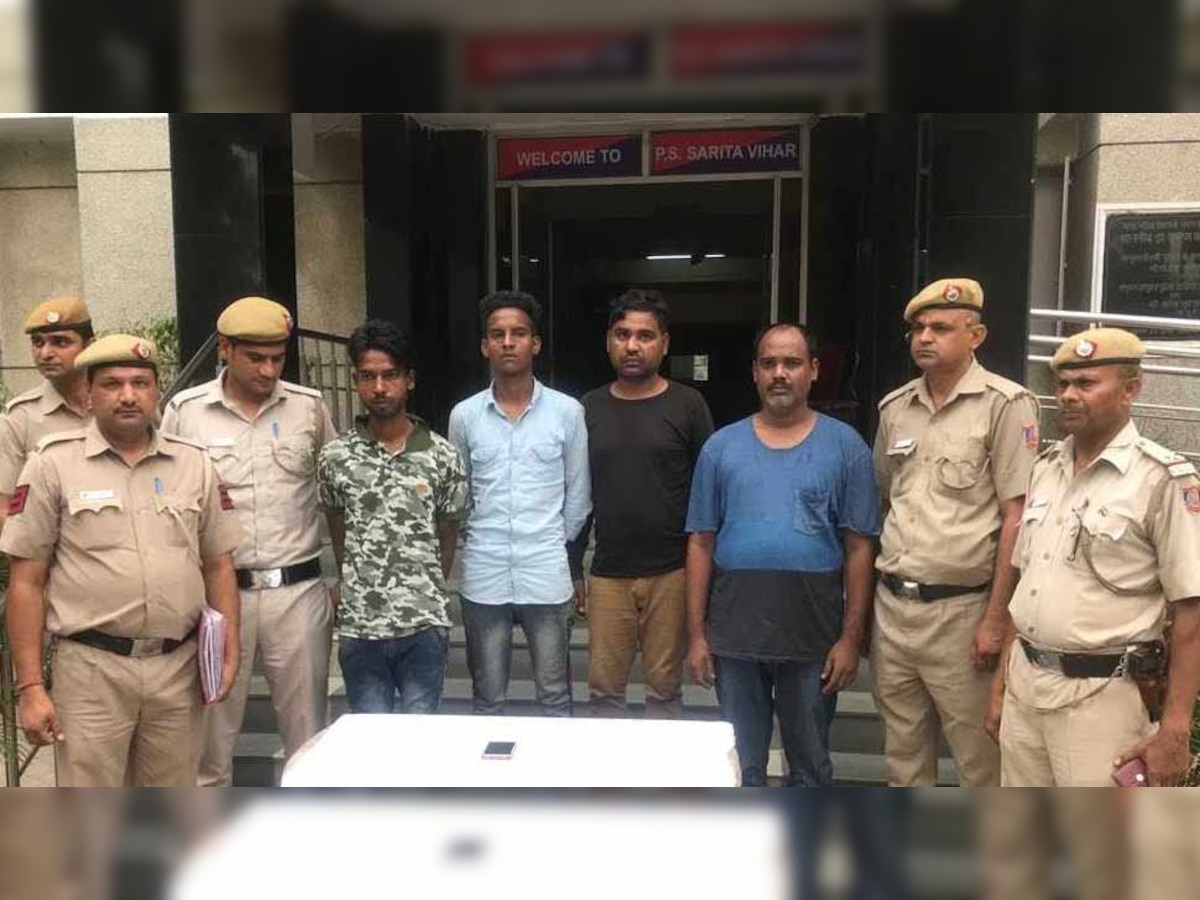 सूचना के बाद मौके पर पहुंची पीसीआर टीम ने सरिता विहार पुलिस की मदद से पीछा कर तीनों आरोपियों को धर दबोचा.