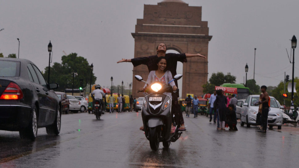 सावन के पहले दिन दिल्ली-NCR में बारिश, पूरे दिन पड़ेंगीं हल्की-हल्की फुहारें