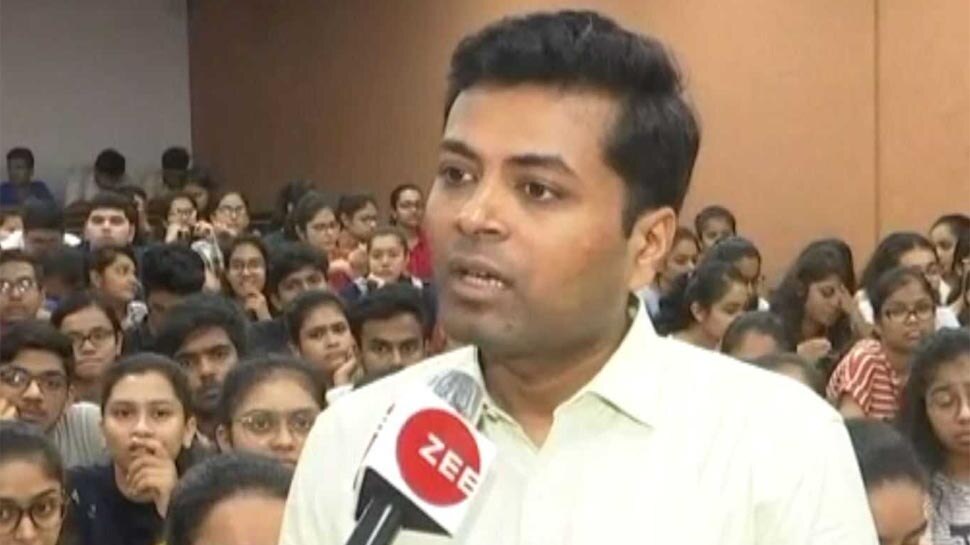 गुजरात: सुपर-30 की तर्ज पर गरीब बच्चों को मुफ्त में CA की तैयारी करवाता है चार्टर्ड एकाउंटेंट