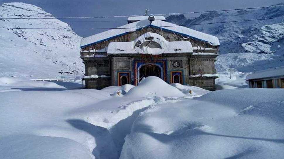 केदारनाथ मंदिर 3583 मीटर की ऊंचाई पर बसा हुआ है. snowfall, Kedarnath