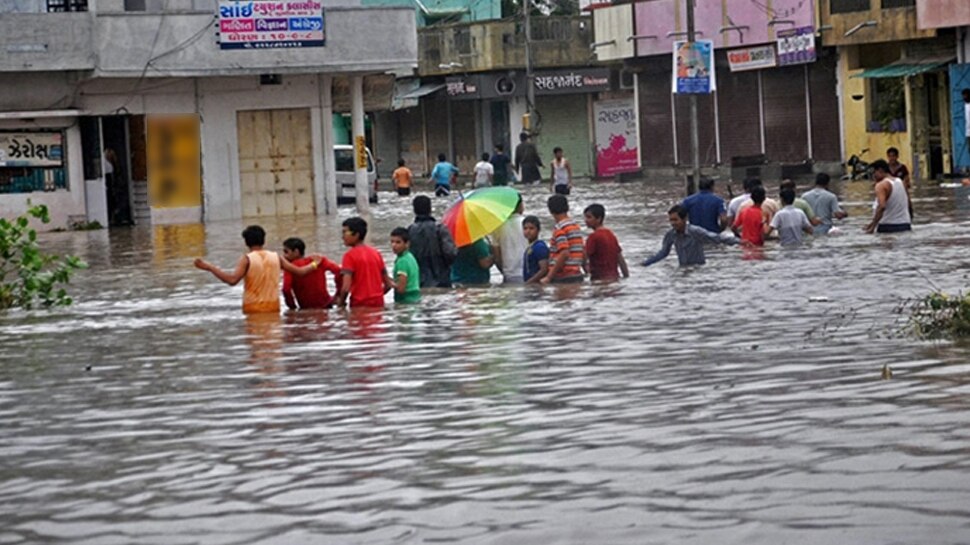 गुजरात में बारिश ने मचाई तबाही, कहीं आकाशीय बिजली ने ली जान तो कहीं पानी के साथ बह गई कार